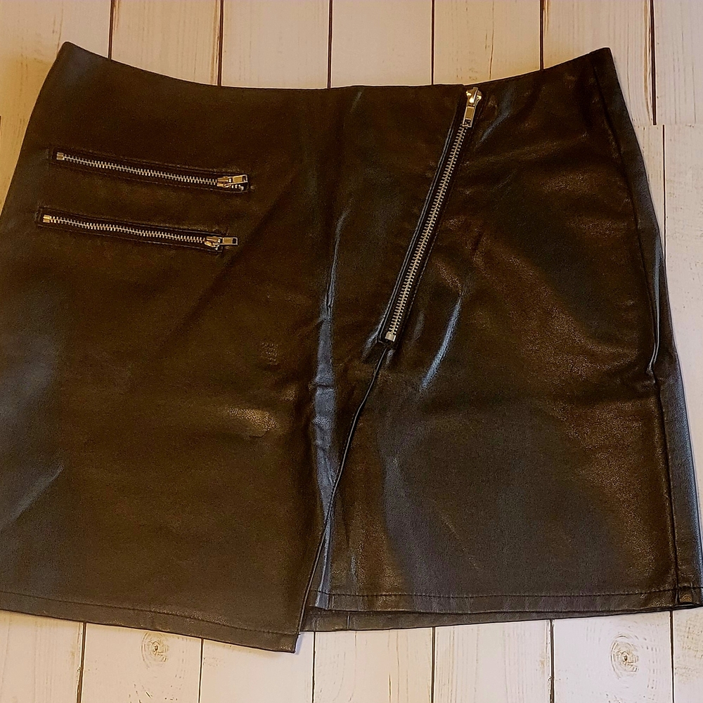 Black Leather Skirt with Zipper Details